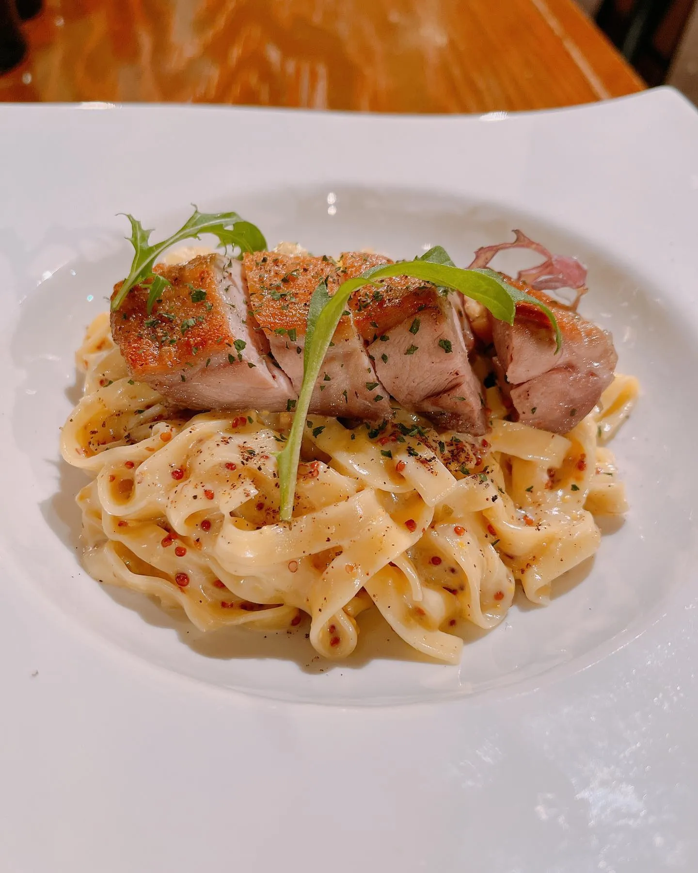 鴨コンフィと粒マスタードクリームソースのパスタ